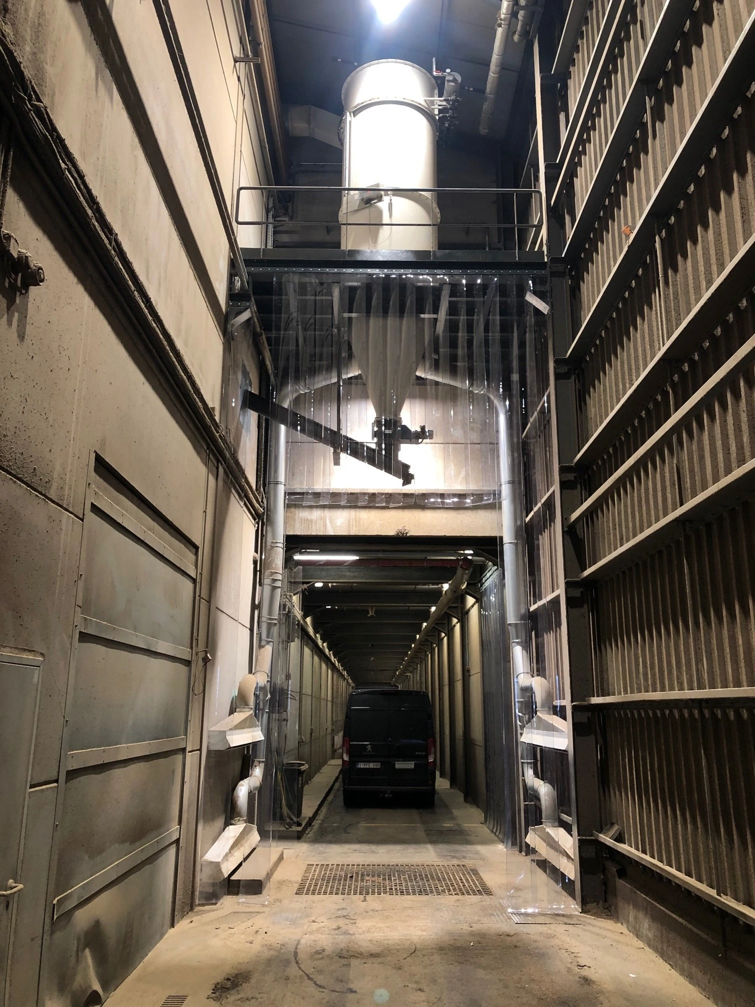 Oliefabriek maken en monteren van nieuw chassis en stoffilter stortput voorzien van sas en transportschroef