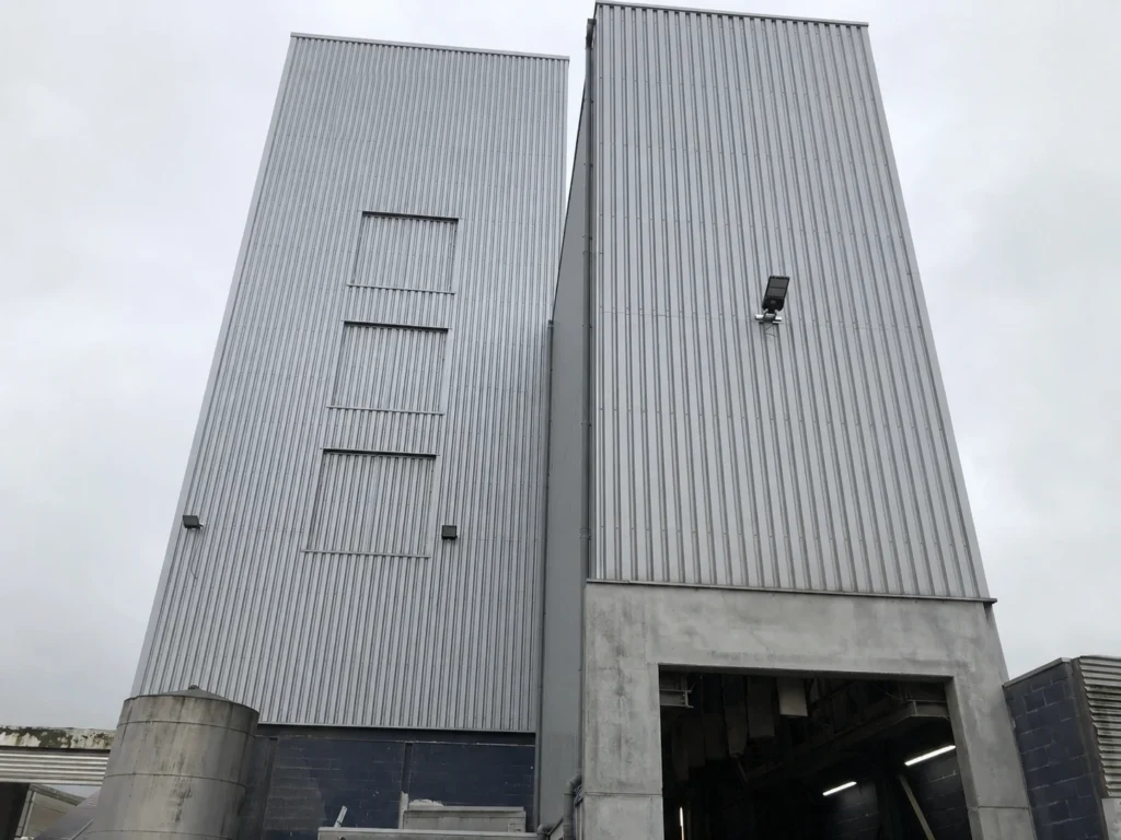Monteren van nieuwe gevelbekleding fabriek